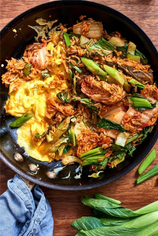 rýchle a ľahké večerné jedlo, recept na vyprážanú ryžu s kimchi, vajíčkami a zelenou zeleninou