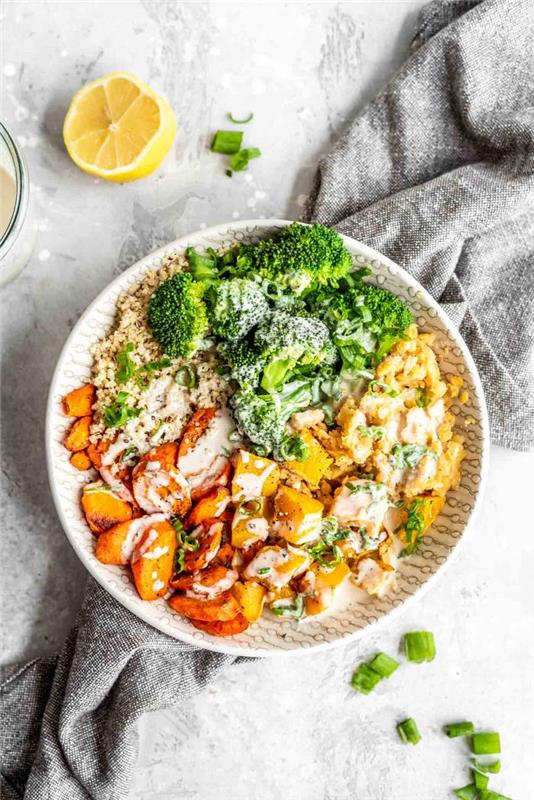 jednoduché a vegánske večerné jedlo domáca miska s omáčkou z quinoa zo sladkých zemiakov a s brokolicou