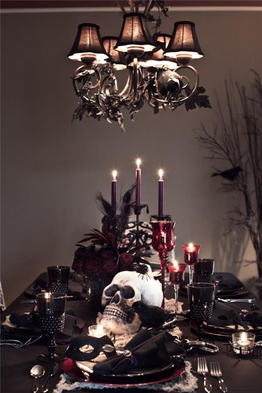 idé för dekorationen av halloweenbordet i svart och rött, dekorativ polystyrenskalle med vinröda ljusstakar