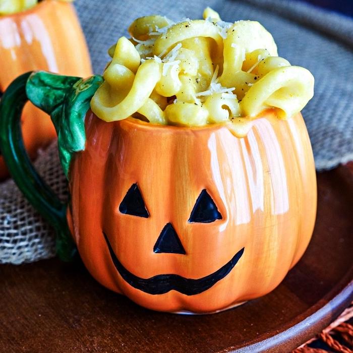 spöklikt halloweenrecept, mac och ost i halloween pumpamugg