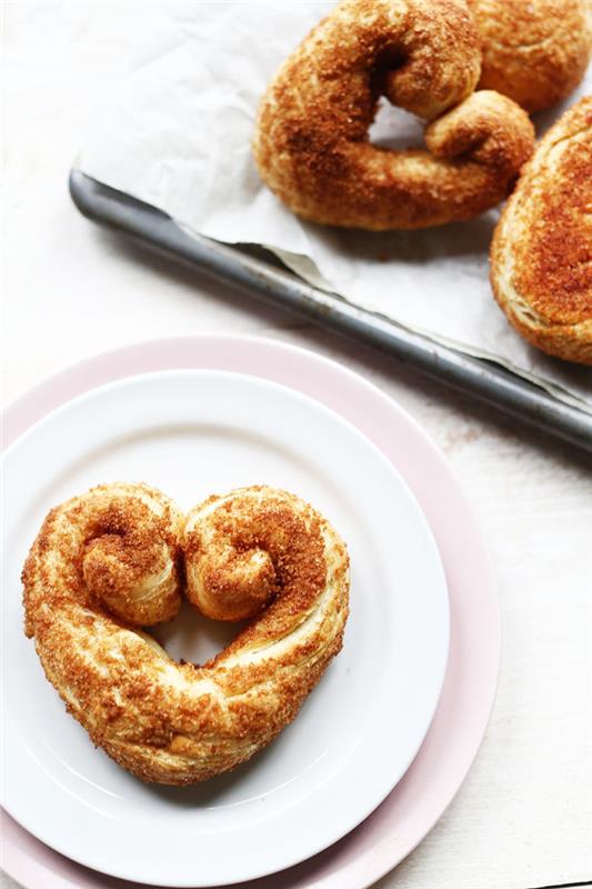 špeciálne valentínske praclíky so škoricou na romantický brunch, recept na valentínske pečivo