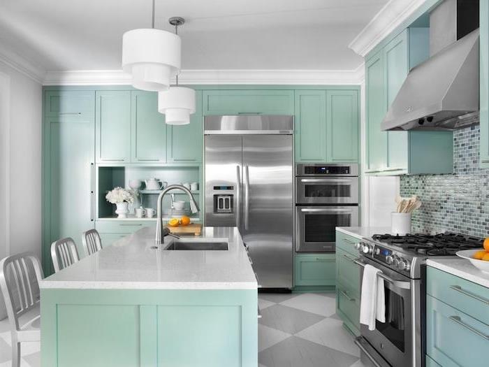 måla om köksskåp i mintgrönt, centralö, köksfront, grönt skåp, rostfria vitvaror och vitt och grått golv