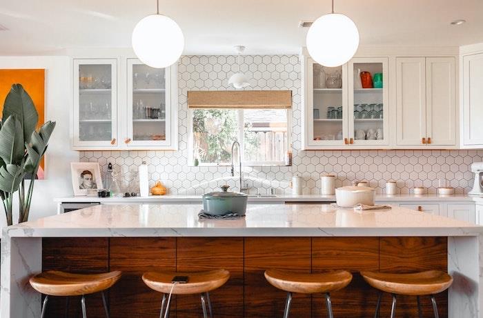 Oranžová farba na bielej stene farbu kuchynskej steny, akú farbu pre rustikálne elegantné kuchynské vysoké drevené stoličky