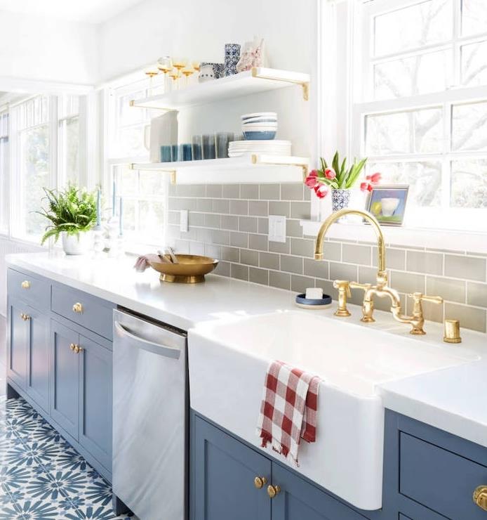 renovera ett kök, kaklat splashback ommålat i grå mörkblå köksfasad, vit bänkskiva och vita och blå golvplattor med blommönster