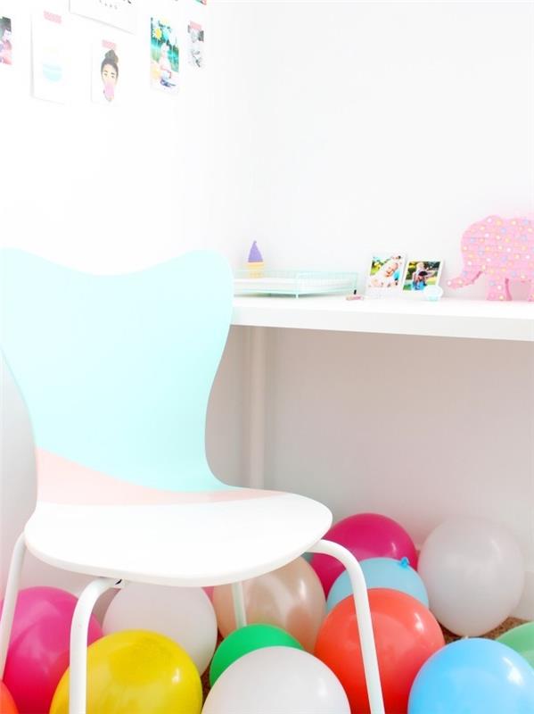 stol dekorerad med pastellblå och rosa färg, vitt skrivbord, färgade ballonger, manuell aktivitet för vuxna, DIY deco