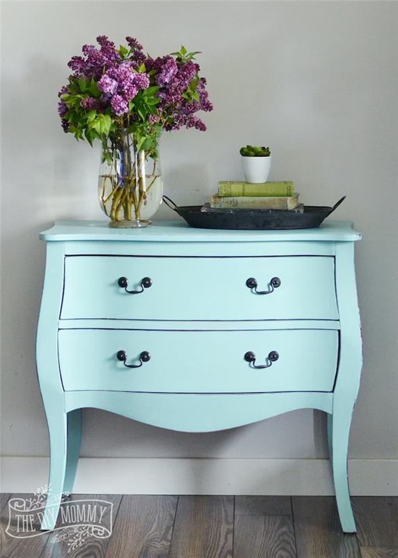 malý servisný stôl prekreslený na modrú, nápad, ako vymaľovať starý kus nábytku, vintage úchytky zásuvky, kytica kvetov, zen duch deco