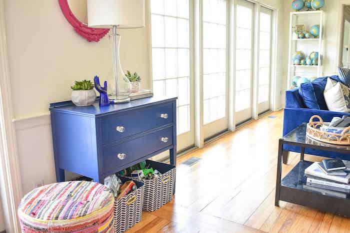 Skvelý nápad pre obývaciu izbu vyzdobenú v modrej farbe, modernizovaný nábytok a moderný starý nábytok