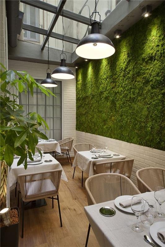 مطعم بسقف زجاجي جدران نباتية أثاث داخلي جميل للمطعم