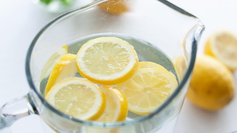vätskeansamling tömmer snabbt ut vatten och citron