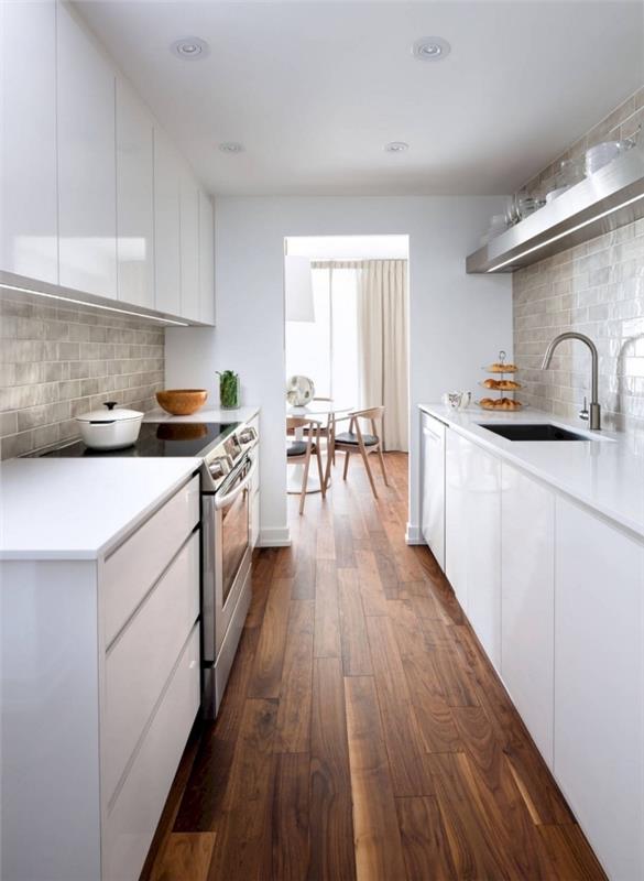 rozloženie kuchyne, moderný nápad s logom splashback s dizajnom svetlo sivých dlaždíc, paralelný biely model kuchyne