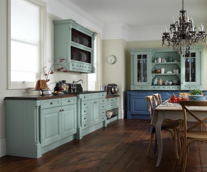 مثال على كيفية ترتيب مطبخ بأثاث أخضر أزرق ، فكرة ديكور مطبخ بباركيه من الخشب الداكن وجدران بيج