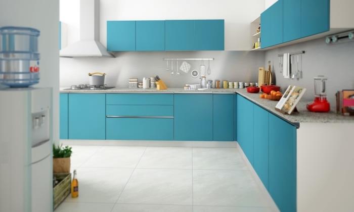 biela kuchynská výzdoba s farebným nábytkom, príklad priestrannej kuchyne v tvare L, modrý kuchynský nábytok
