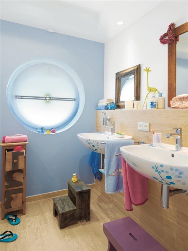 dekorativt badrum i färger, exempel på hur man ordnar ett badrum med steg för barn