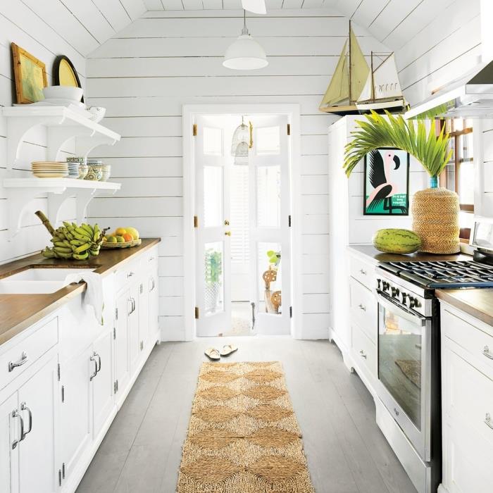 biela kuchynská dekorácia s akcentmi z prírodných materiálov drevo a zelené rastliny, útulná a exotická kuchyňa