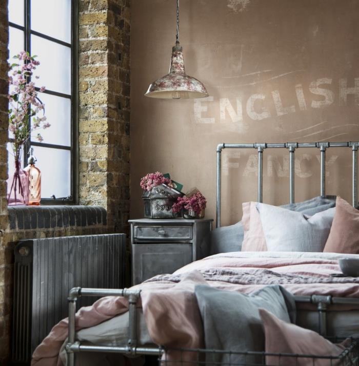 dekoration i ett feminint sovrum möblerat med tegelvägg och antika möbler i antracitfärg