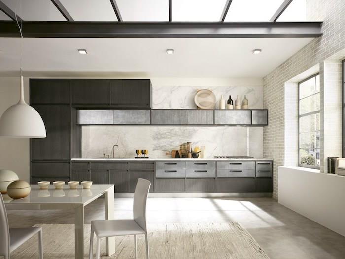 utrustat kök, vitt tak med svarta balkar, väggbeklädnad i grå tegeldesign