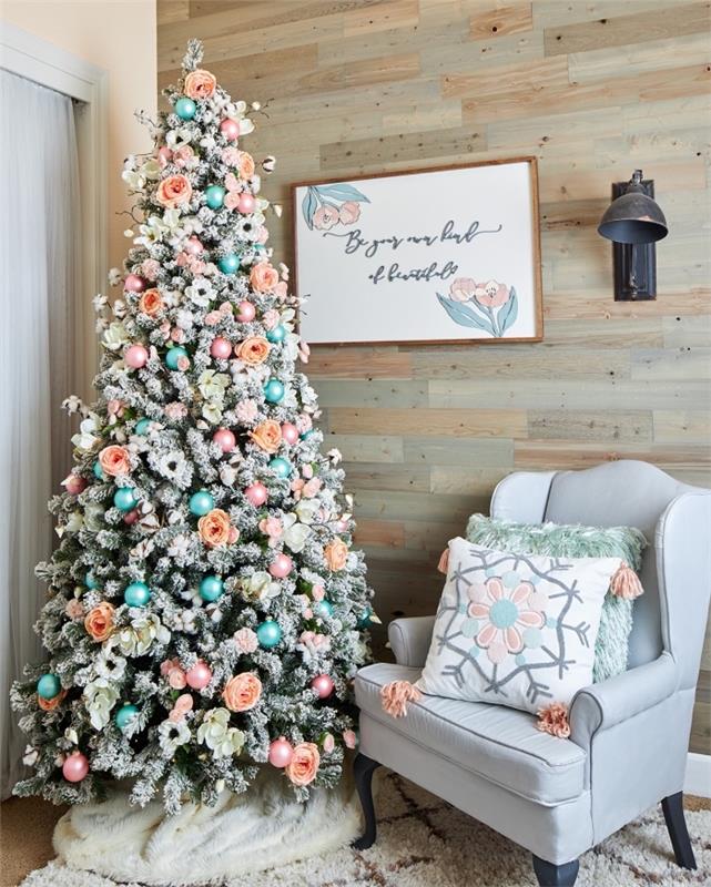 original idé att dekorera ett julgran 2019, julgransdekoration med turkosa bollar och små konstgjorda blommor