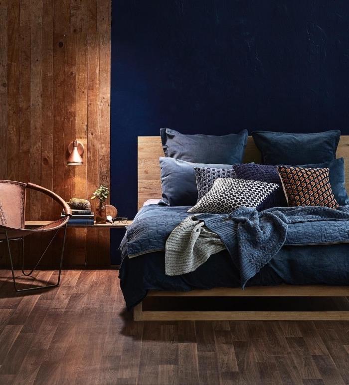 ako mať 2 farby v spálni, moderný dizajn spálne s polnočnými modrými stenami a drevenými doskami