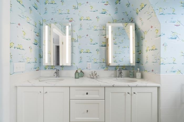 deco-badrum för barn, badrumslayoutidé med vita skåp och bänkskiva i marmor