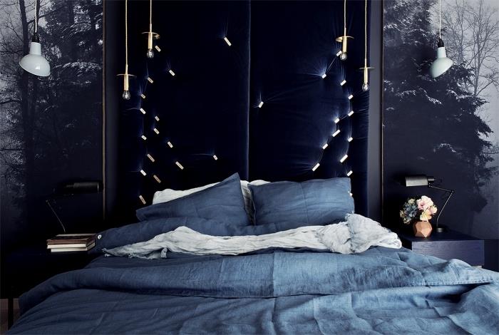 aká farebná stena pre spálňu pre dospelých 2019, moderné rozloženie spálne so stenami oblečenými do tapety s nočnou krajinou a polnočným modrým látkovým čelom