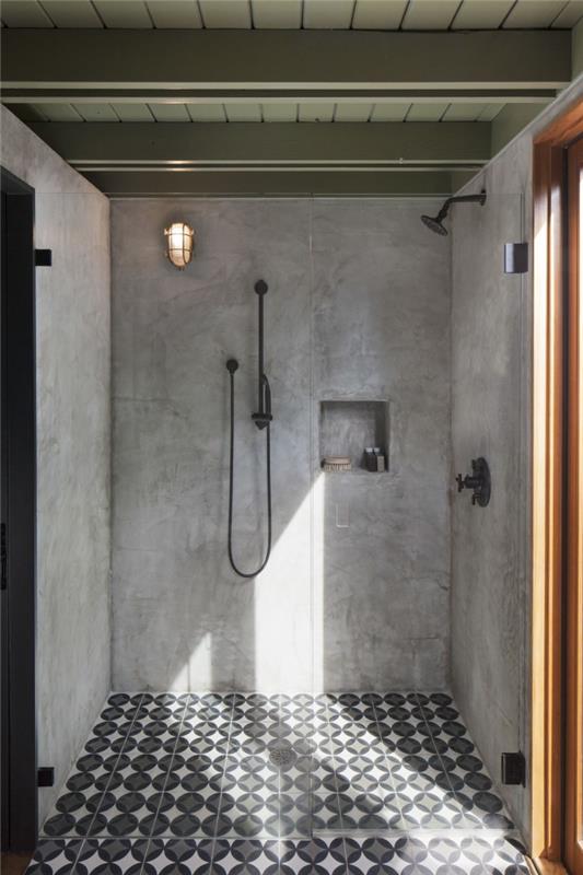 Taliansky model kúpeľne s grafickou podlahou z cementových dlaždíc, ktorá hrá na efekty materiálu