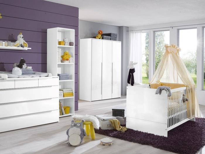 príklad štýlovej výzdoby v kokonálnej detskej izbe s bielymi a fialovými stenami s bielym nábytkom