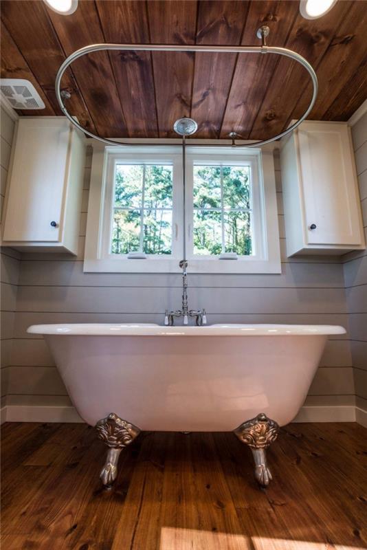 hur man ordnar ett litet badrum i rustik stil, inredning med ljusgrå panelväggar och brunt trägolv