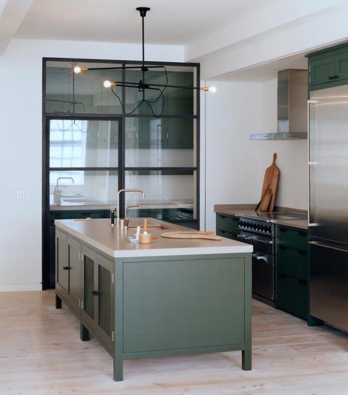 مثال على كيفية ترتيب مطبخ حديث وواسع بأثاث أخضر داكن مع سطح عمل أبيض