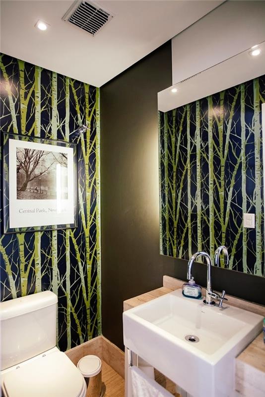 Záchodový dekor Zen so zelenou farbou a tapetou s efektom bambusu, moderná skrinka na toaletný drez v bielom a svetlom dreve