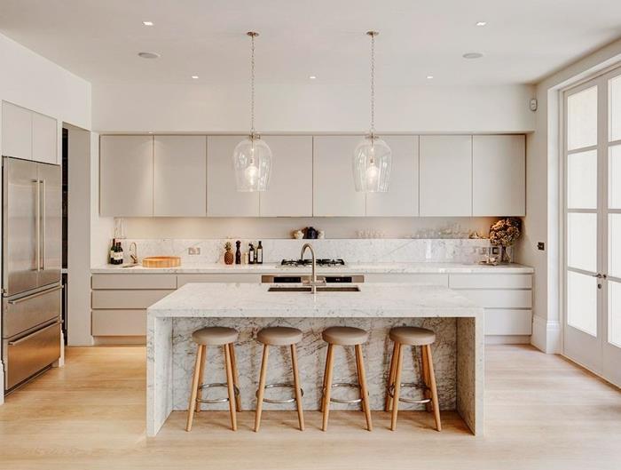 drevené a biele kuchynské podlahy béžové a drevené barové stoličky mramorový ostrovný nerezový faucet nápady moderná kuchynská výzdoba