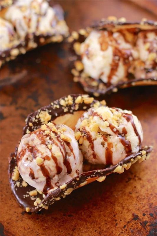 Tacos di cioccolato e noci, tacos con ripieno di gelato, due palline di gelato con caramello