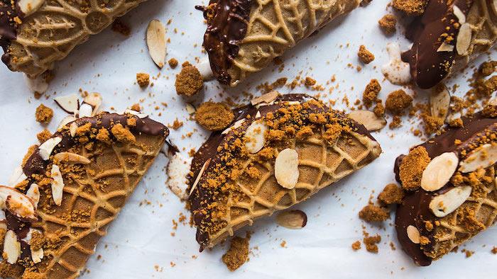 Tortilla con mandorle, tacos con cioccolato fondente, dolce con cioccolato e mandorle