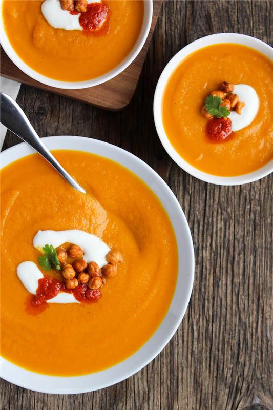ضوء Vellutate ، vellutata di zucca con salsa di pomodoro ، مزخرف بمينيسترا كون بانا