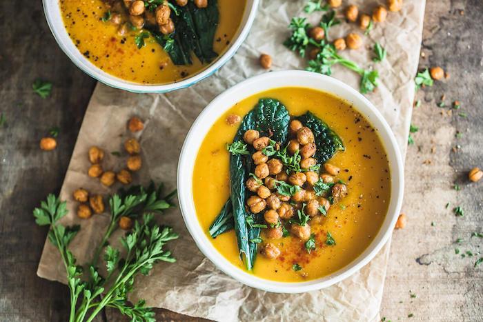 Come si fa la vellutata di zucca، vellutata con zucca e cette، decorazione piatto con prezzemolo tritato