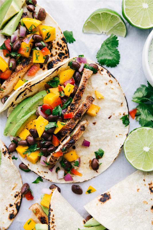 Tacos con filetti di pollo, tortillas con fagioli neri, fettine di lime, tacos ricetta