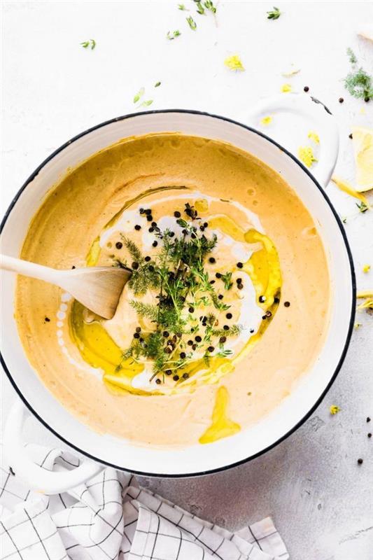 Zuppe Autunnali ، Minestra di verdure Frullata ، guarnire il piatto con erbe fresche