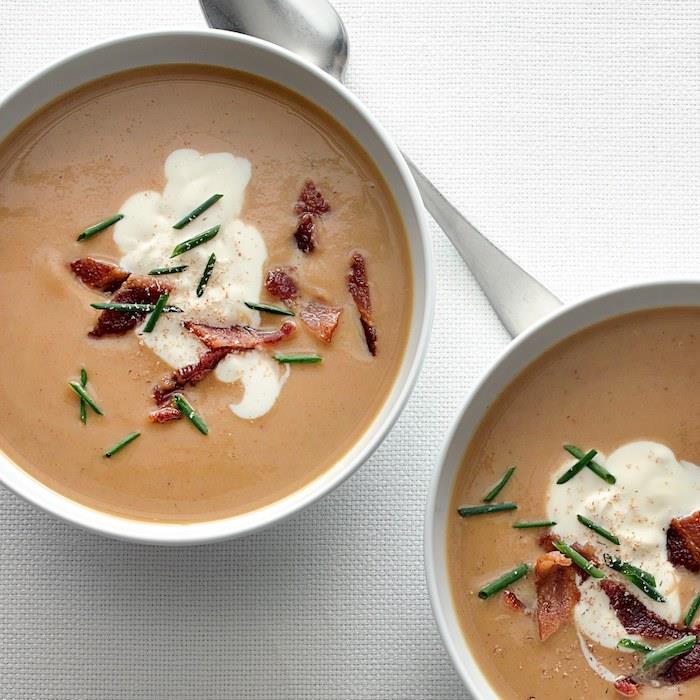 ضوء Vellutate ، minestra con le castagne ، ciotola con vellutata e pezzettini di pancetta