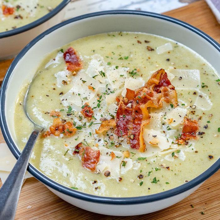 Zuppe Autunnali ، Minestra di Porro con pancetta ، Parmigiano grattugiato Grattugiato Grossolanamente