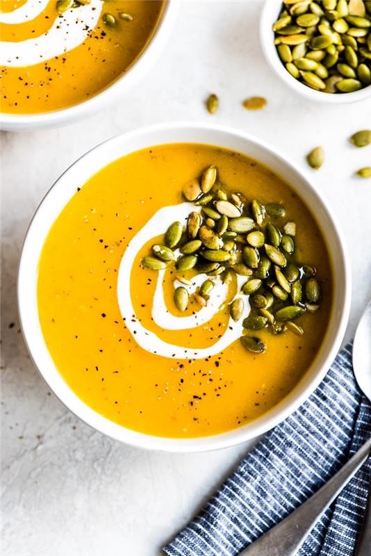 Vellutata di verdure miste ، minestra con sem ، ciotola con vellutata e panna