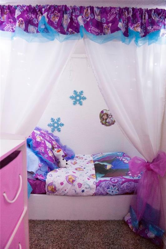 Zmrazený prikrývka, malá posteľ s baldachýnom s fialovým a modrým volánom so vzormi snehovej kráľovnej