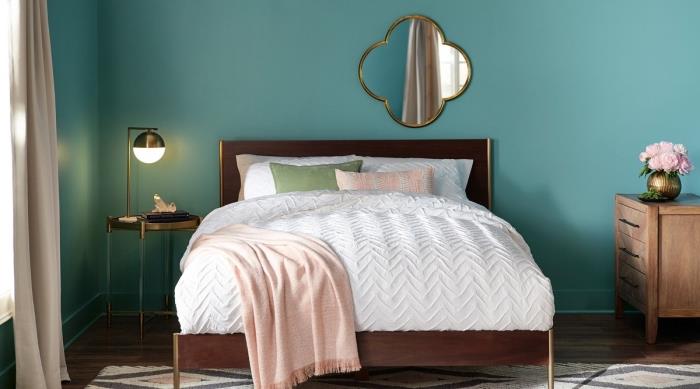 deco trend 2018 2019, stillgrön färg i ett modernt sovrum, guldfärgade tillbehör