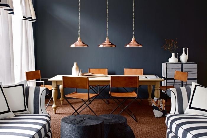 kolgrå färg på väggar i vardagsrum och matsal i öppen planlösning med antika trämöbler och moderna kopparlampor