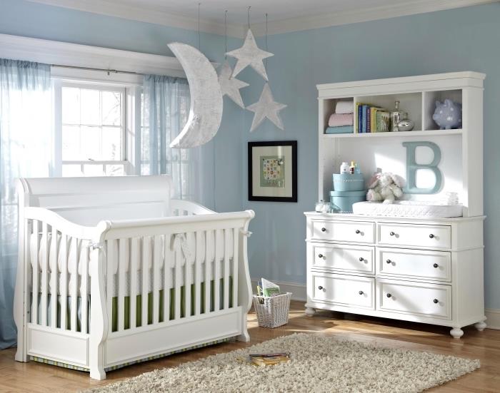 pokojná atmosféra s dvojfarebnou výzdobou v bielej a pastelovo modrej farbe, usporiadanie izby pre novorodencov so šatníkom a detskou postieľkou