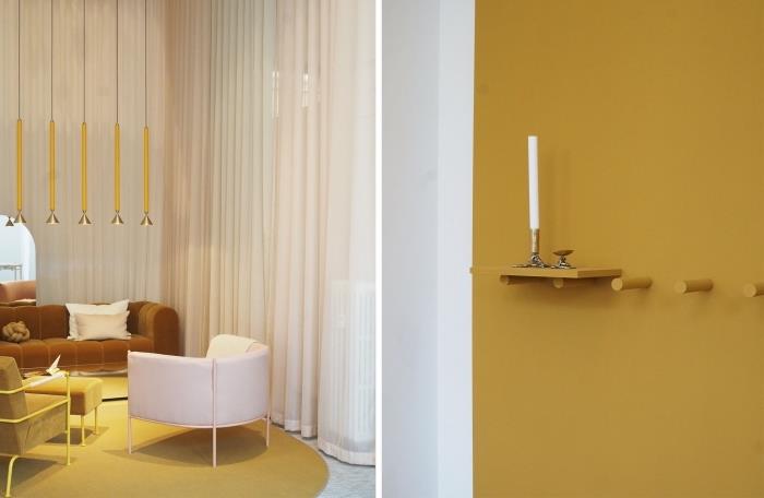 moderný interiérový dizajn s okrovo zafarbenými stenami a predmetmi, súčasná dekorácia obývačky s hnedou zamatovou sedačkou a vankúšmi