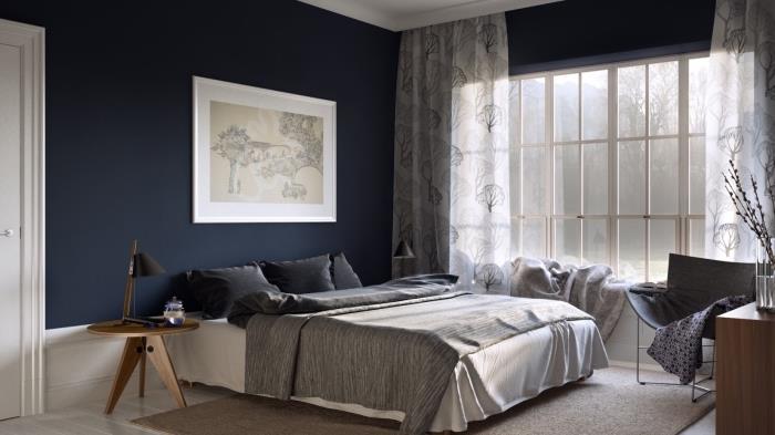 trendová farba spálne pre dospelých, príklad miestnosti s tmavými stenami s bielym stropom a podlahou vybavenou dreveným nábytkom