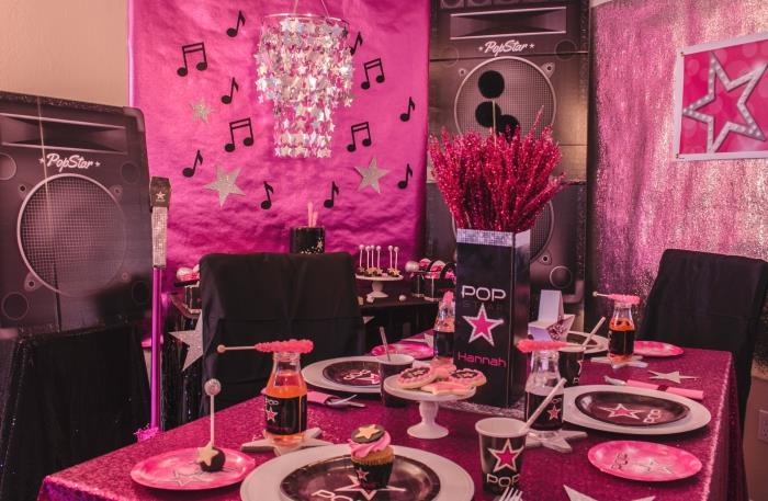 nápad, ako vyzdobiť izbu pre narodeninovú oslavu teenagerov na tému popovej hudby v čiernej a ružovej farbe, jednoduchý nápad na skladanie obrúskov