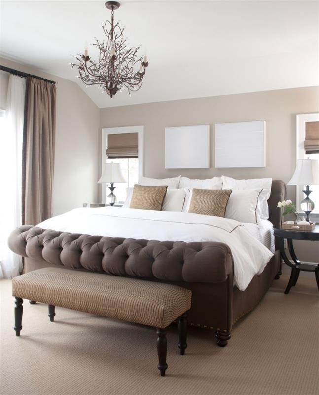 beige väggfärg med vitt tak i det vuxna kompletta sovrummet med stor brun sängmodell
