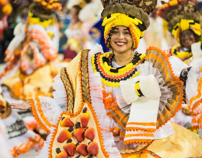 Traditionell dräkt för karneval, karneval hatt, kvinna kostym enkel idé stor vit och orange klänning
