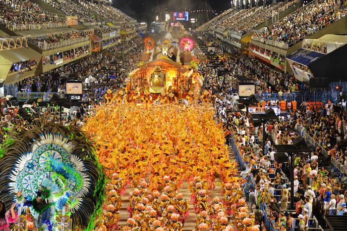 Rio de Janeiros gator med människor i kostymer, karnevalsfest på våren, inspirationsklädsel DIY