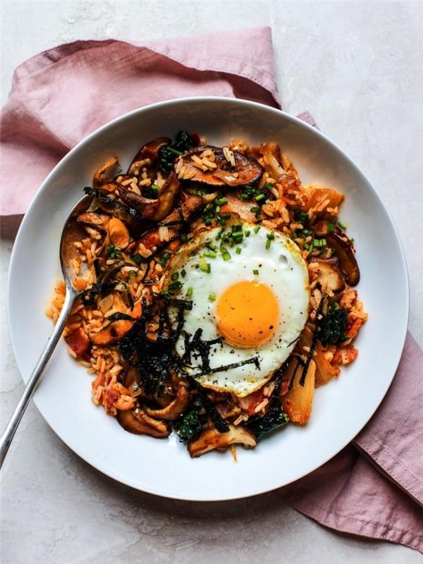 recept na vyprážanú ryžu s kimchi a shiitake hubami sprevádzaný vyprážaným vajíčkom, ľahký recept na večer